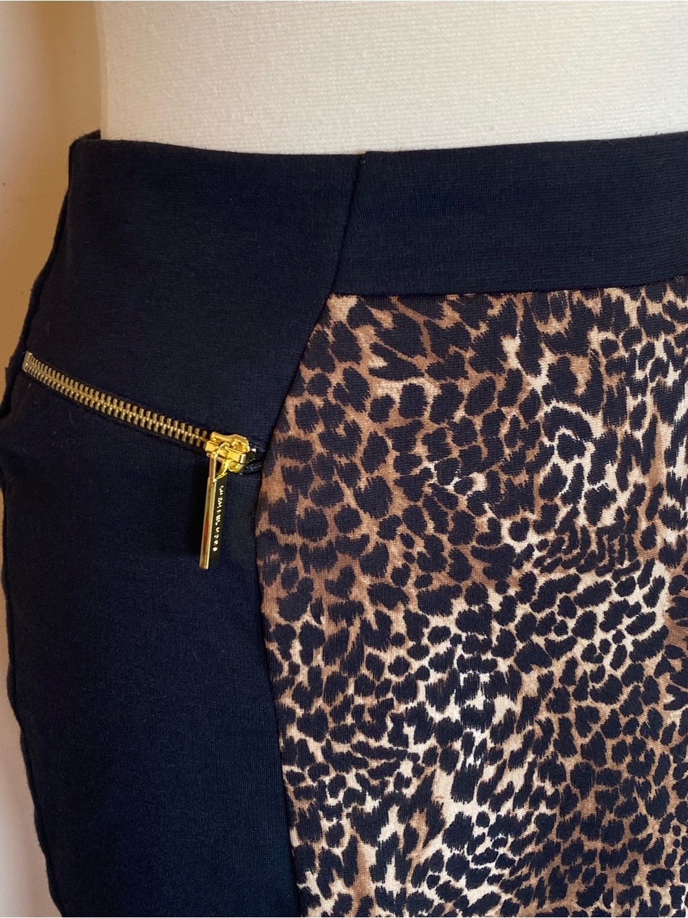 Michael Kors Black and Leopard Print Pencil Skirt with Gold Details Size 8P - Picture 3 of 9
